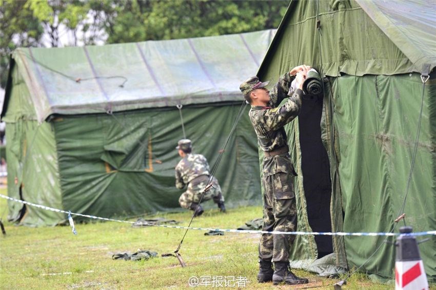 吉利充气迷彩帐篷